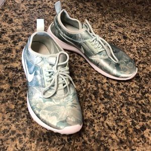 Nike Juvenate Floral Spring Garden Running Sneaker